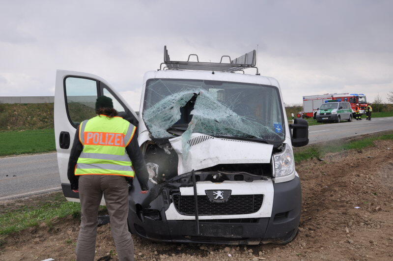 Am Mittwochnachmittag ereignete sich zwischen Erharting und Winhöring ein tödlicher Verkehrsunfall. Ein Radfahrer wurde von einem Kastenwagen frontal erfasst und stirbt noch an der Unfallstelle.