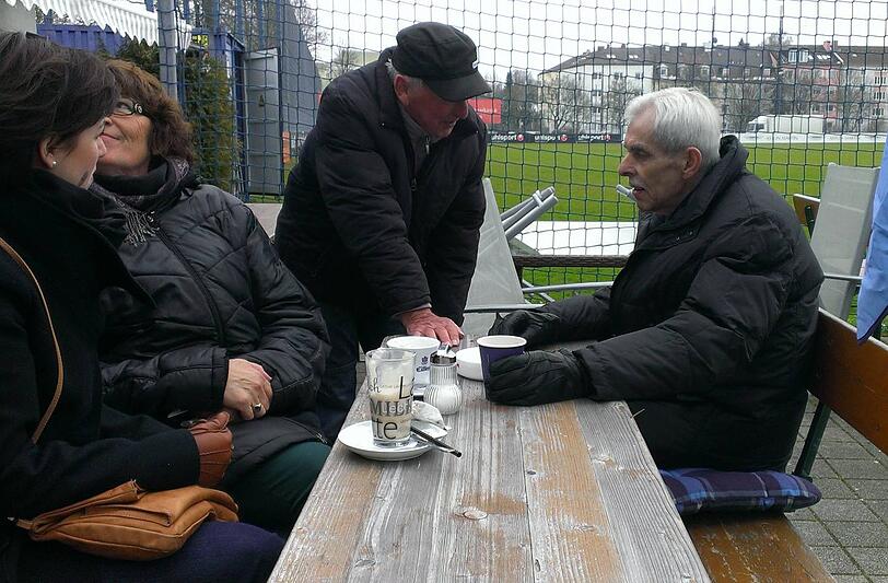 Bei den Fans ist er immer noch beliebt: Dieter Schneider (r.), der seit 1. April nicht mehr Präsident des TSV 1860 ist.