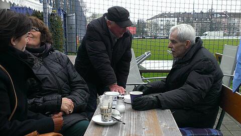 Bei den Fans ist er immer noch beliebt: Dieter Schneider (r.), der seit 1. April nicht mehr Präsident des TSV 1860 ist.