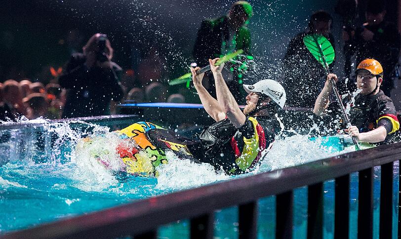 Wassershow im eigens aufgebauten Schwimmbecken.