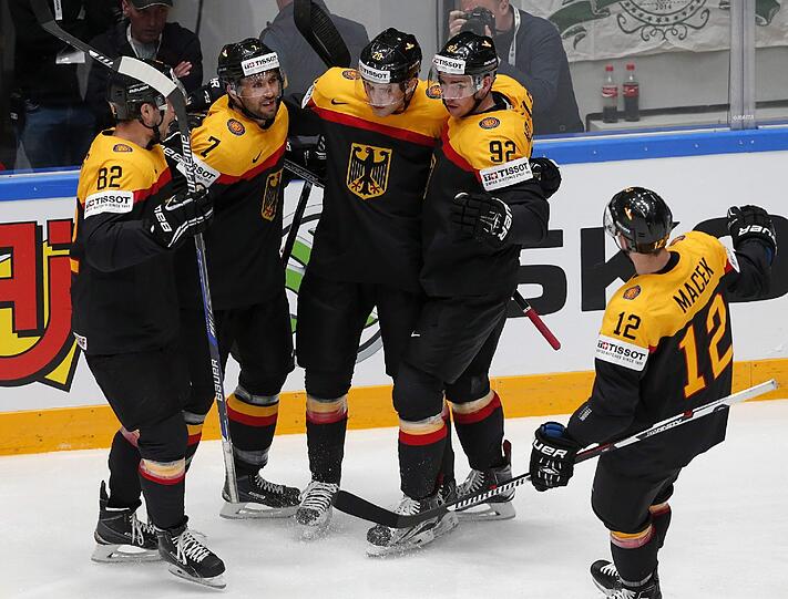 Die deutschen Eishackler stehen erstmals seit 2011 in einem WM-Viertelfinale, dort geht es am Donnerstag gegen Gastgeber Russland.