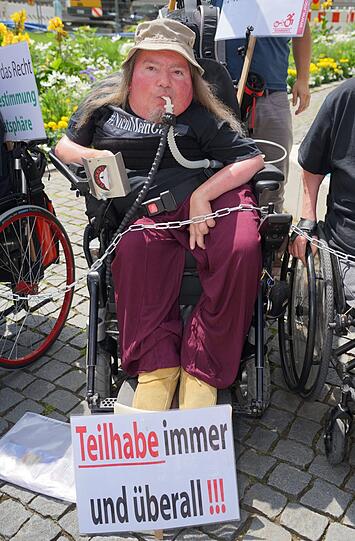 &bdquo;Ich will aufstehen, wann ich will, ins Bett gehen, wann ich will&ldquo;, sagt Erwin Brandl. &bdquo;Wenn der Assistent sich aber gerade um jemand anderen kümmert, muss ich warten.&ldquo;
