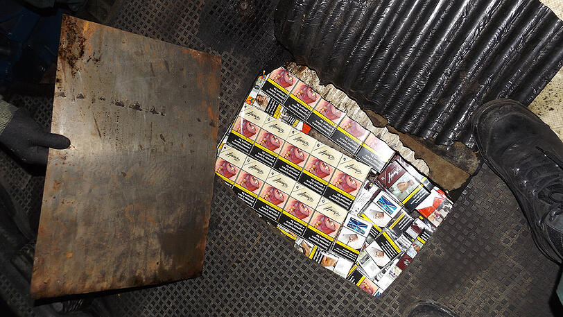 Versteck nicht raffiniert genug: Zigaretten unter einem doppelten Boden im Transporter.