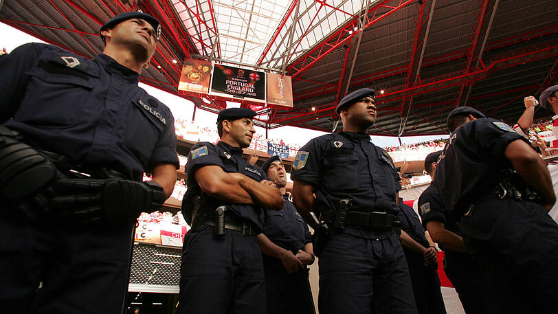 Dafür bekannt, wenig zimperlich zu sein: die portugiesische Polizei im Estadio da Luz. (Symbolbild)