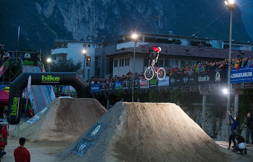 Höher, schneller, weiter - das sind die Bilder vom King of Dirt beim Riva Bike Festival 2013.