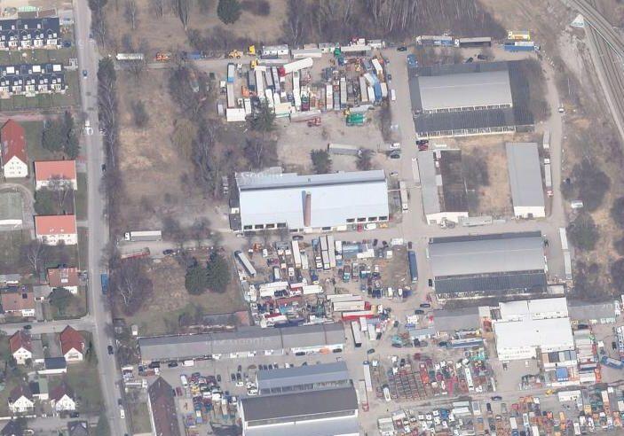 Den Bürgersteig-Ausbau in der Schöllstraße (l.) neben dem "LKW-Friedhof" Junkersgelände fordert jetzt die Stadtrats-CSU.