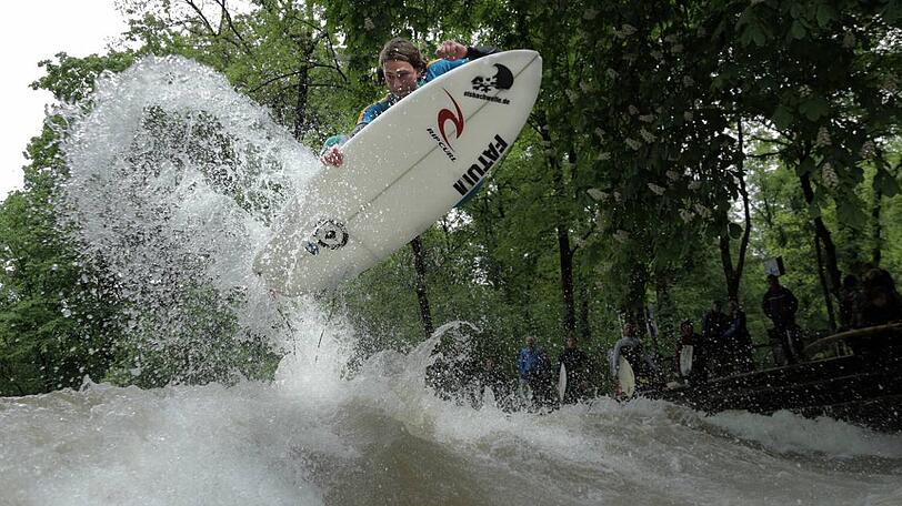 Bauten unter Wasser sorgen für die Welle. Am Eisbach wird der Lauf durch eine besonders geformte Betonsohle verengt.