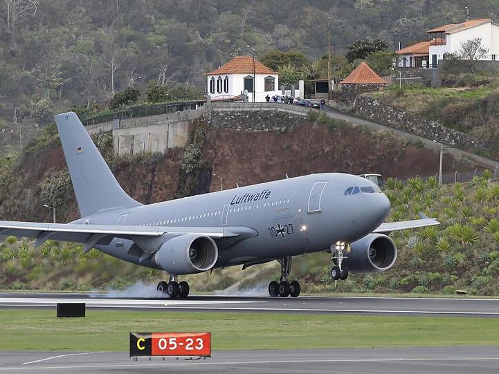 Ein Flugzeug der deutschen Luftwaffe landet auf dem internationalen Flughafen in Funchal.