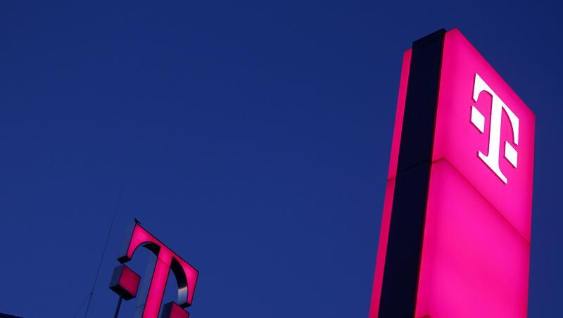 Das Logo der Deutschen Teleom leuchtet auf dem Dach der Unternehmenszentrale in Bonn. Das Logo der Deutschen Teleom leuchtet auf dem Dach der Unternehmenszentrale in Bonn.