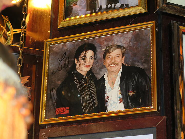 Michael Jackson war auch da, hier mit Künstlerbetreuer Teddy Lakis.