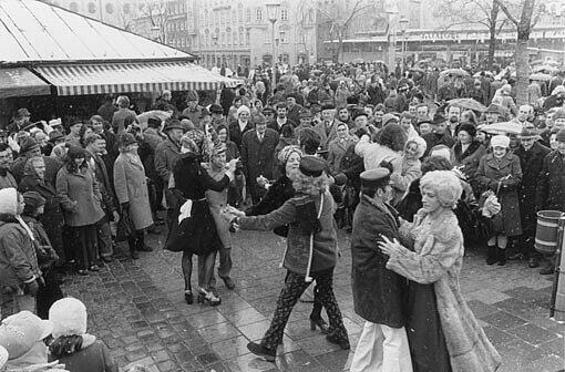 So hat man den Viktualienmarkt selten gesehen: Das Stadtarchiv präsentiert zum 25. Jubiläum des Marktfrauentanzes alte Bilder.