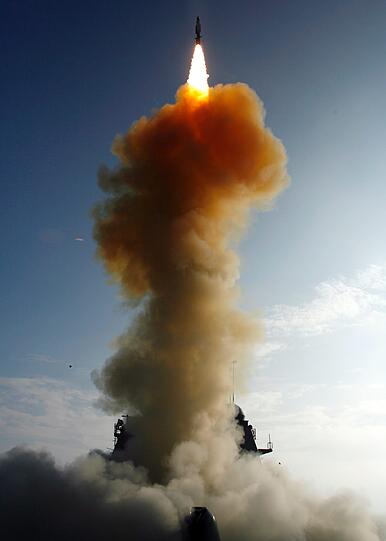 Der USS-Zerstörer Shiloh feuert eine Missile-3 in den Himmel