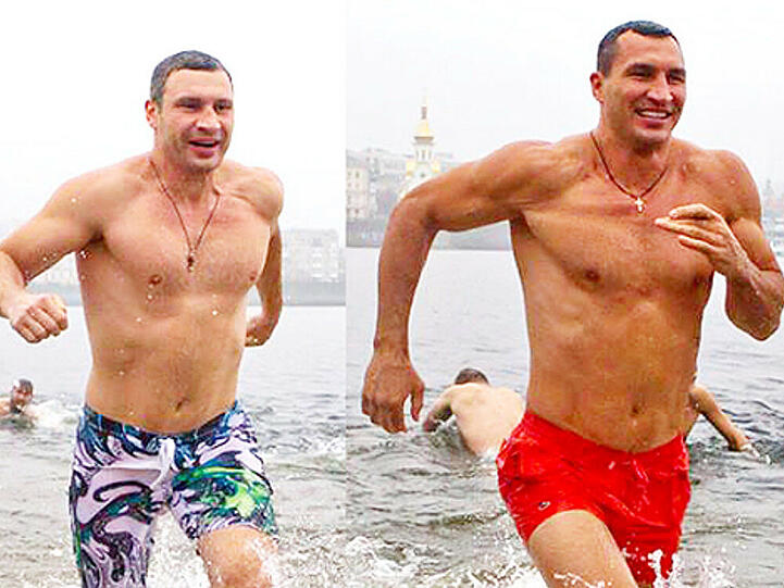Und schnell wieder raus aus dem eisigen Nass: Vitali (li.) und Wladimir Klitschko