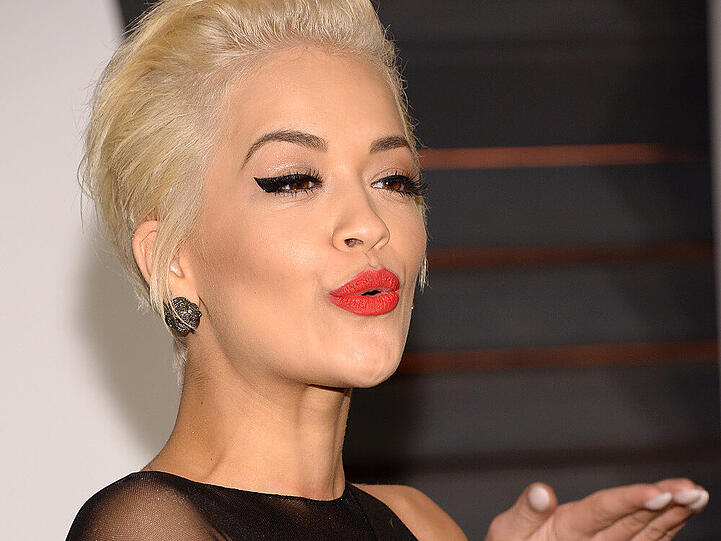 Oscarverleihung 2015: Rita Ora setzt auf hellroten Lippenstift