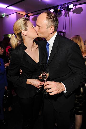 Am Ende gab es noch einen richtigen Kuss für die Moderatorin von ihrem Ehemann Joachim.