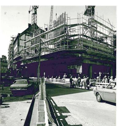 Da baut sich was zusammen: 1970 sind die Arbeiten am Kaufhof in vollem Gange. Vorher steht hier das im Jugendstil gehaltene Kaufhaus
Roman Mayr, das für den Neubau am Marienplatz abgerissen wird.