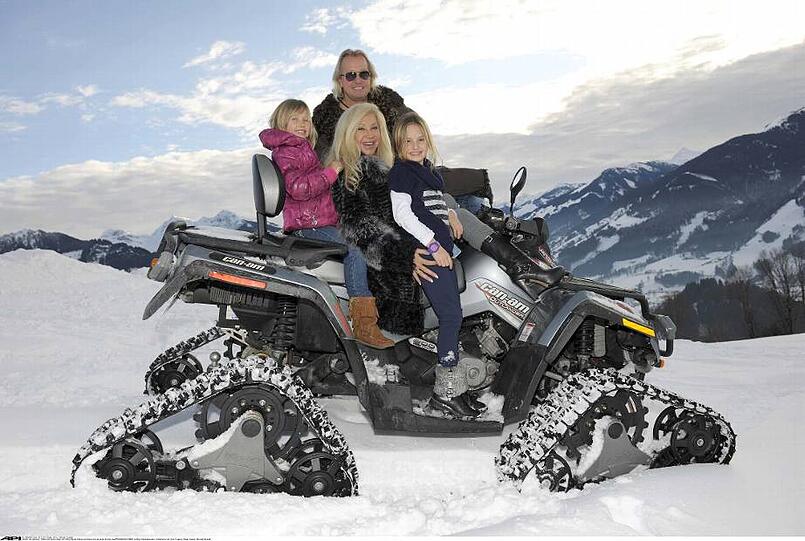 Winterfreuden: Robert und Carmen Geiss mit Davina und Shania im Quad.