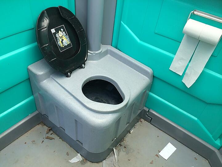 So sieht so ein mobiles Klo von innen aus. Manchmal gibt es Beschwerden, wenn einzelne Toiletten nicht gepflegt sind.