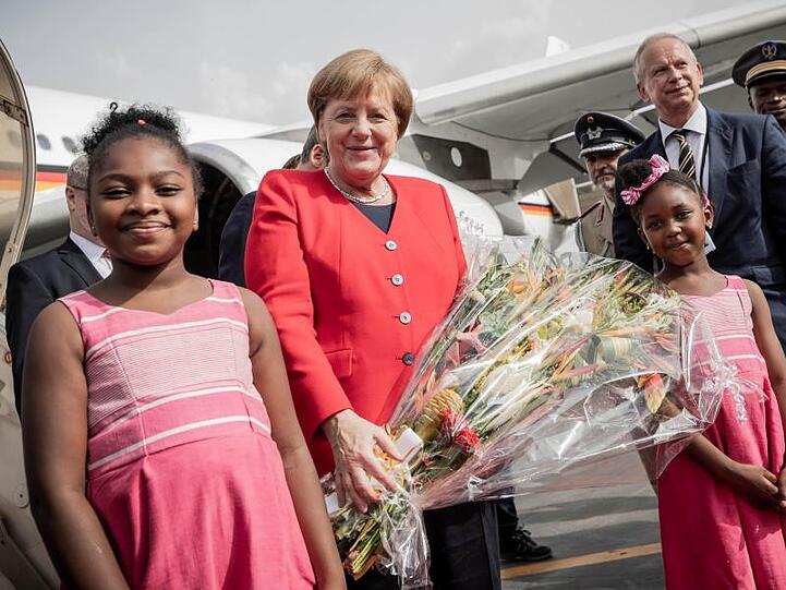Kanzlerin Merkel bei ihrer Ankunft am Flughafen von Ouagadougou.