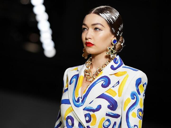 Model Gigi Hadid in einem museumsreifen Outfit von Moschino.