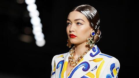 Model Gigi Hadid in einem museumsreifen Outfit von Moschino.