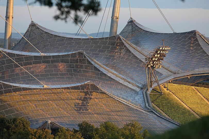 Das gute alte Olympiastadion im ersten Sonnenlicht.