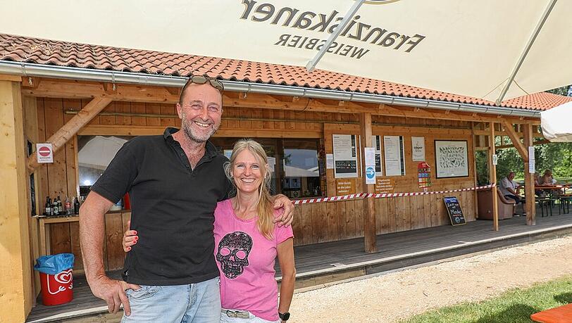 Das Inhaber-Ehepaar des Kiosk am Waldschwaigsee lässt sich nicht stressen: Ralf und Diana Bogenrieder.
