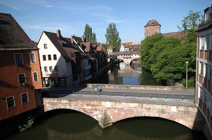 In Franken ist alles ein bisschen kleiner und bescheidener: Die Karlsbrücke und überspannt in Nürnberg die Pegnitz...