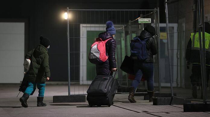 Geflüchtete Menschen aus der Ukraine betreten eine Notunterkunft. Immer wieder müssen derzeit auch Turnhallen zu Unterkünften umfunktioniert werden, weil Landkreise keinen Wohnraum finden.