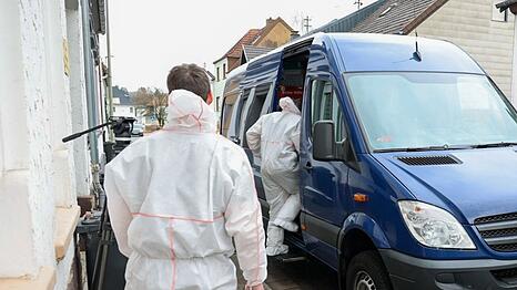 Der Gerichtsvollzieher wurde mit einem Messer getötet.
