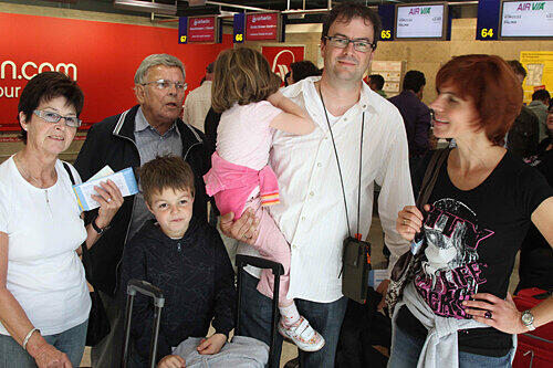 Die &bdquo;Groß-Familie&ldquo; Bujok aus Herdthausen startet ab Nürnberg nach Palma de Mallorca.