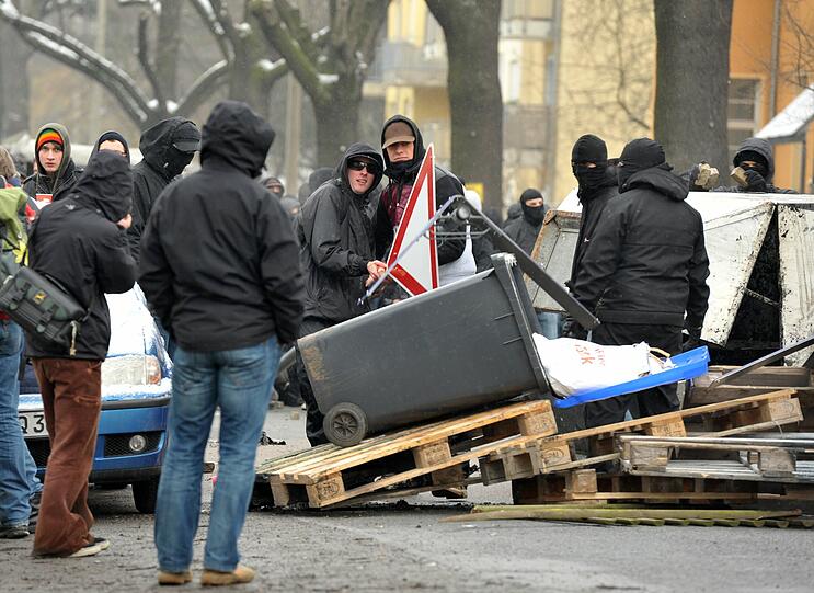 Bei den Protesten gegen den Neonazi-Aufmarsch am
Samstag in Dresden haben Gewalttäter nach Polizeiangaben an mehreren
Stellen Absperrungen durchbrochen. Die Beamten versuchten mit
Schlagstöcken, Reizgas und Wasserwerfern, das Eindringen zu
verhindern. Rund 1000 Menschen hätten die Sperren überwunden und
seien auf das den Neonazis zugewiesene Gelände am Hauptbahnhof
gelangt. Rund 600 Rechtsextreme seien an den Veranstaltungsorten
angekommen, mehrere hundert weitere Anhänger des rechten Spektrums
befänden sich noch auf dem Weg. Ursprünglich hatten die Behörden 4000
Neonazis erwartet. Teils auf Straßen sitzende Gegendemonstranten
verhinderten bislang, dass die rechten Gruppen zusammenfinden. Die
Polizei drohte damit die Blockade zu räumen.