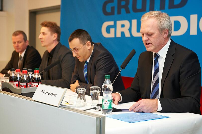 Stadionsprecher Guido Seibelt (2.v.l.) mit Alfred Diesner (v.r.), Murat Sahin und Ulrich Maly bei der Bekanntgabe des Namenssponsors.