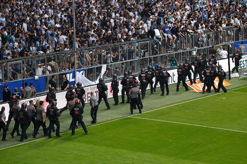 Zehn Minuten vor Ende rasten einig Löwen-Fans komplett aus. Es fliegen Sitzschalen und Metallstangen aufs Spielfeld.