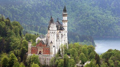 Märchenhaft: Schloss Neuschwanstein. Hinter den dicken Mauern sollen jedoch allerhand Schauergeschichten geschehen sein.
