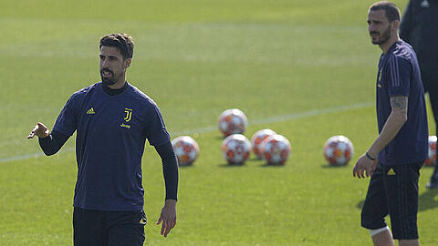 Sami Khedira von Juventus Turin im Training vor dem Duell mit Atletico Madrid. Rechts sein Teamkollege Daniele Rugani.