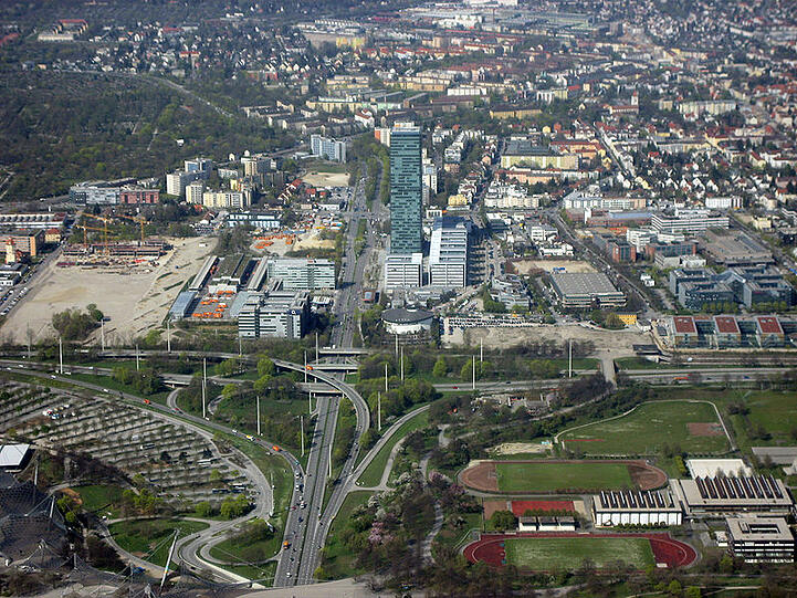 Moosach von oben. Der O2-Turm ragt heraus. Wer in der Gegend einen Parkplatz finden will, sucht oft vergeblich.