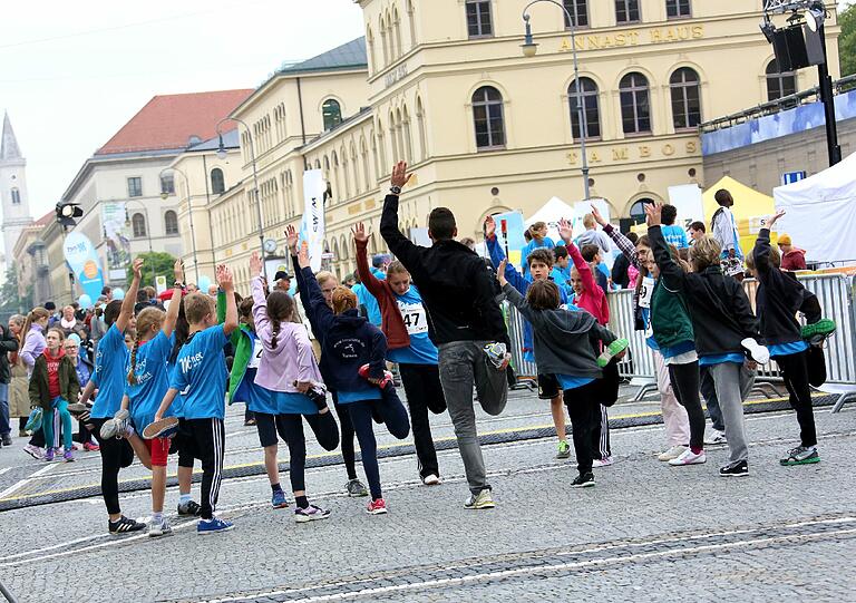 Junge Sportler und viel Publikum