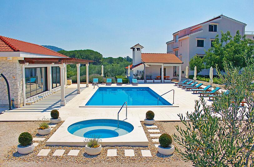 Dalmatien mit seinen zahlreichen einladenden Stränden erstreckt sich über den überwiegenden Teil der kroatischen Adriaküste. Wer die Region mit einer großen Gruppe von bis zu 16 Personen erleben möchte, ist in der Villa Diva auf insgesamt etwa 240 Quadratmetern bestens aufgehoben.