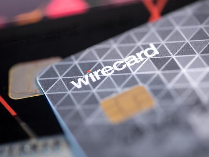 Eine Kreditkarte des Bezahldienstleister Wirecard liegt auf einem Tisch. Foto: Sven Hoppe/dpa/Symbolbild