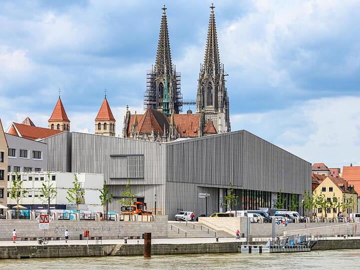 Mittelalter und Moderne, Kontrast und Harmonie: das neue Museum und der Dom in Regensburg.