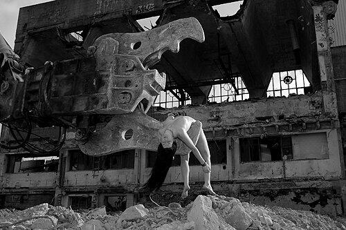Die Schöne und das Biest: Für Fotograf Helmuth Schönweiß wagte sich Model Moni in den Schlund des &bdquo;Dinosauriers&ldquo; &ndash; und zog sich dabei prompt eine Schürfwunde zu.