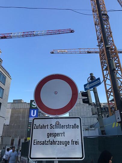 Die Einfahrt zur Schillerstraße: Bis Jahresende bleibt die Straße hier gesperrt, hinein dürfen nur noch Fußgänger und Rettungsfahrzeuge. Die Einfahrt zur Schillerstraße: Bis Jahresende bleibt die Straße hier gesperrt, hinein dürfen nur noch Fußgänger und Rettungsfahrzeuge.