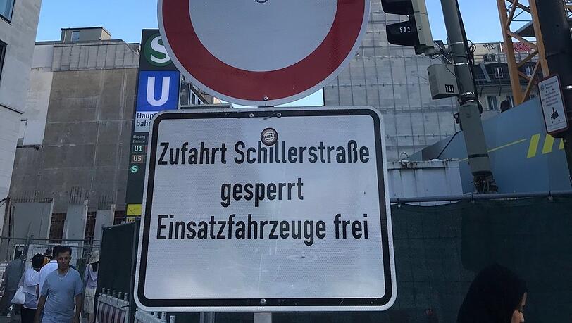 Die Einfahrt zur Schillerstraße: Bis Jahresende bleibt die Straße hier gesperrt, hinein dürfen nur noch Fußgänger und Rettungsfahrzeuge.