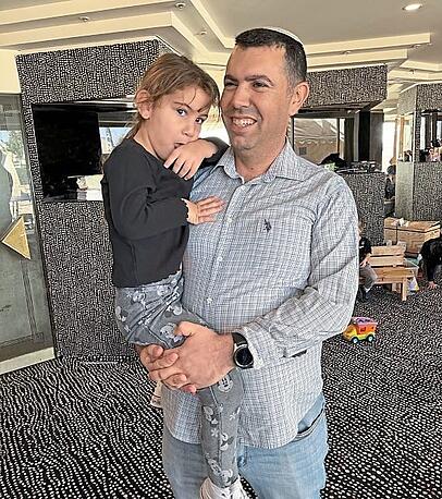 Shachar Shalom mit seiner kleinen Tochter Noya im Hotel. Shachar Shalom mit seiner kleinen Tochter Noya im Hotel.