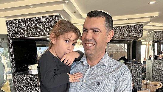 Shachar Shalom mit seiner kleinen Tochter Noya im Hotel.