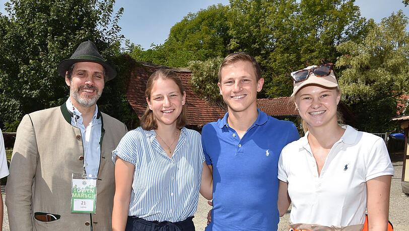 Die Wittelsbacher-Familie (Prinz Ludwig von Bayern (l.), Odilia von Bayern, Stanislaus von Bayern mit Frau Isabella von Bayern) mischt sich gerne unter die Oktoberfest-Besucher.