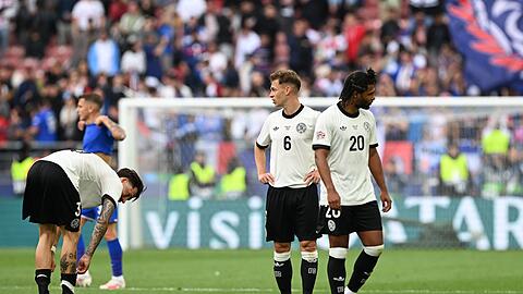 Joshua Kimmich (M) sollte nach Meinung von Lothar Matthäus im Mittelfeld spielen.