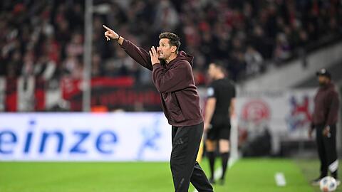 Aktiv am Spielfeldrand: Miroslav Klose beim ersten Auswärtssieg.