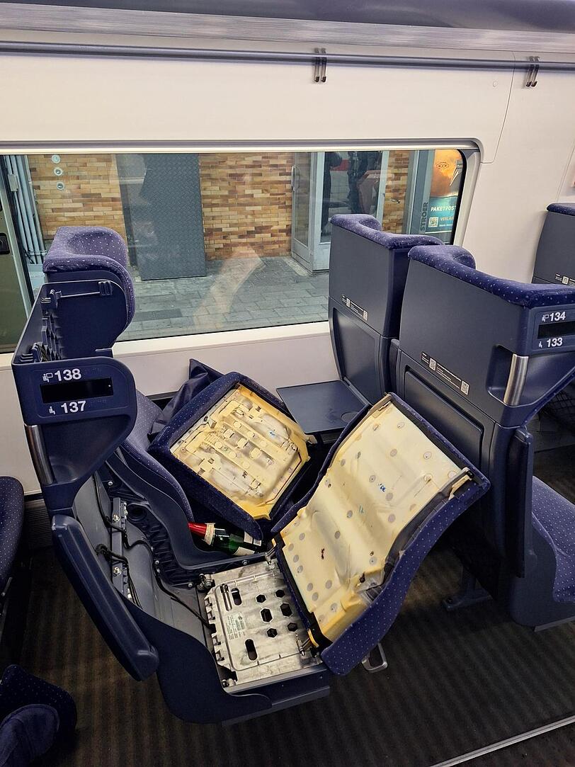 Die Sitzflächen sind von den Randalierern aus der Verankerung gerissen worden.